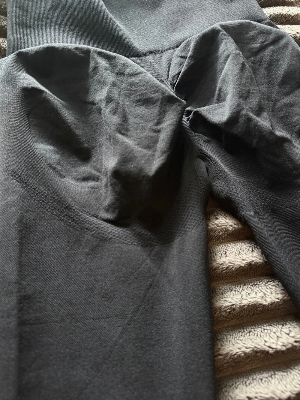 HALARA Black High-Rise Seamless Leggings with Butt Scrunch - Picture 7 of 8